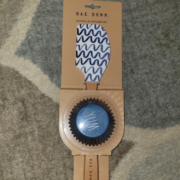 Rae Dunn Spatula & Cupcake Set New - Picture 3 of 4